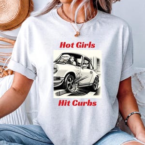 T-shirt Hot Girls Hit Curbs : T-shirt unisexe à graphisme rétro décalé