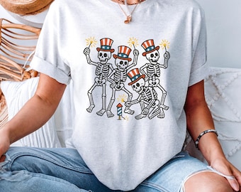 4th of July Skeleton Shirt – Patriotic Uncle Sam Skeleton Tee for Men & Women, Funny Fireworks and Sparklers T-Shirt