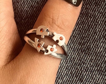 Handgjord ring i sterlingsilver med brustet hjärta och zirkon