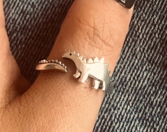 Handgjord Stegosaurusring i sterlingsilver: Eleganta dinosauriesmycken