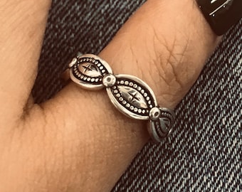 Anillo de plata de ley oxidada hecho a mano: joyería gótica de motociclista