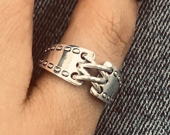 Anello con fibbia in argento sterling fatto a mano - Gioiello moderno unisex