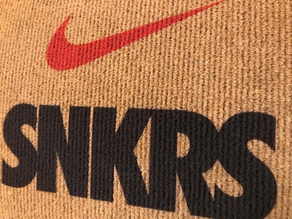 SNKRS Nike Custom Türmatte Bodenkunst Poster | Etsy Österreich