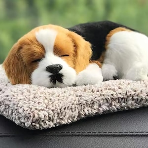 Realistisk sovande hundvalpleksak, bilinstrumentpanda för dekoration, biltillbehör
