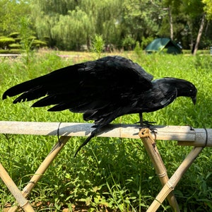 Realistisk svart befjädrad kråkskulpturfigur statyett uppstoppad korp cosplay halloweendekor