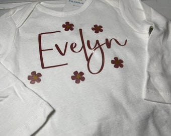 1 nuevo nombre de niña con regalo de flores Unisex bebé blanco Gerber Onesie®™ Preemie recién nacido a 24 meses 3T Body Suit Baby Girl Body Nuevo regalo de bebé