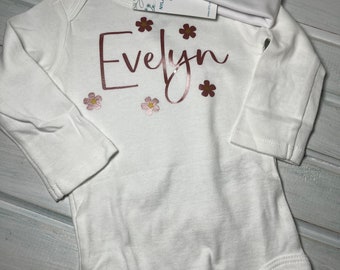 1 nuevo juego de regalo con nombre de bebé y flores Mono unisex blanco Gerber®™ y gorro para bebé recién nacido a 12 meses Body para niña + gorro Set de regalo para bebé