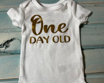 1 Unisex wit geboorte- of verjaardagsmijlpaalpak NYLAKELLEY Nieuwe baby Gerber Onesie®™ Preemie aanpassen, pasgeboren 3mo-3T Eén dag oud 1 maand