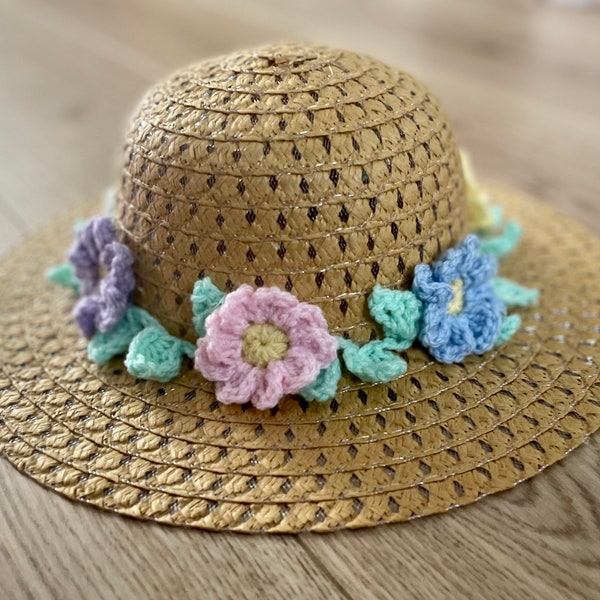 Chapeau de soleil pour enfants, bonnet de pâques, guirlande de fleurs au crochet, guirlande autour d'une casquette de canotier en paille pour enfants