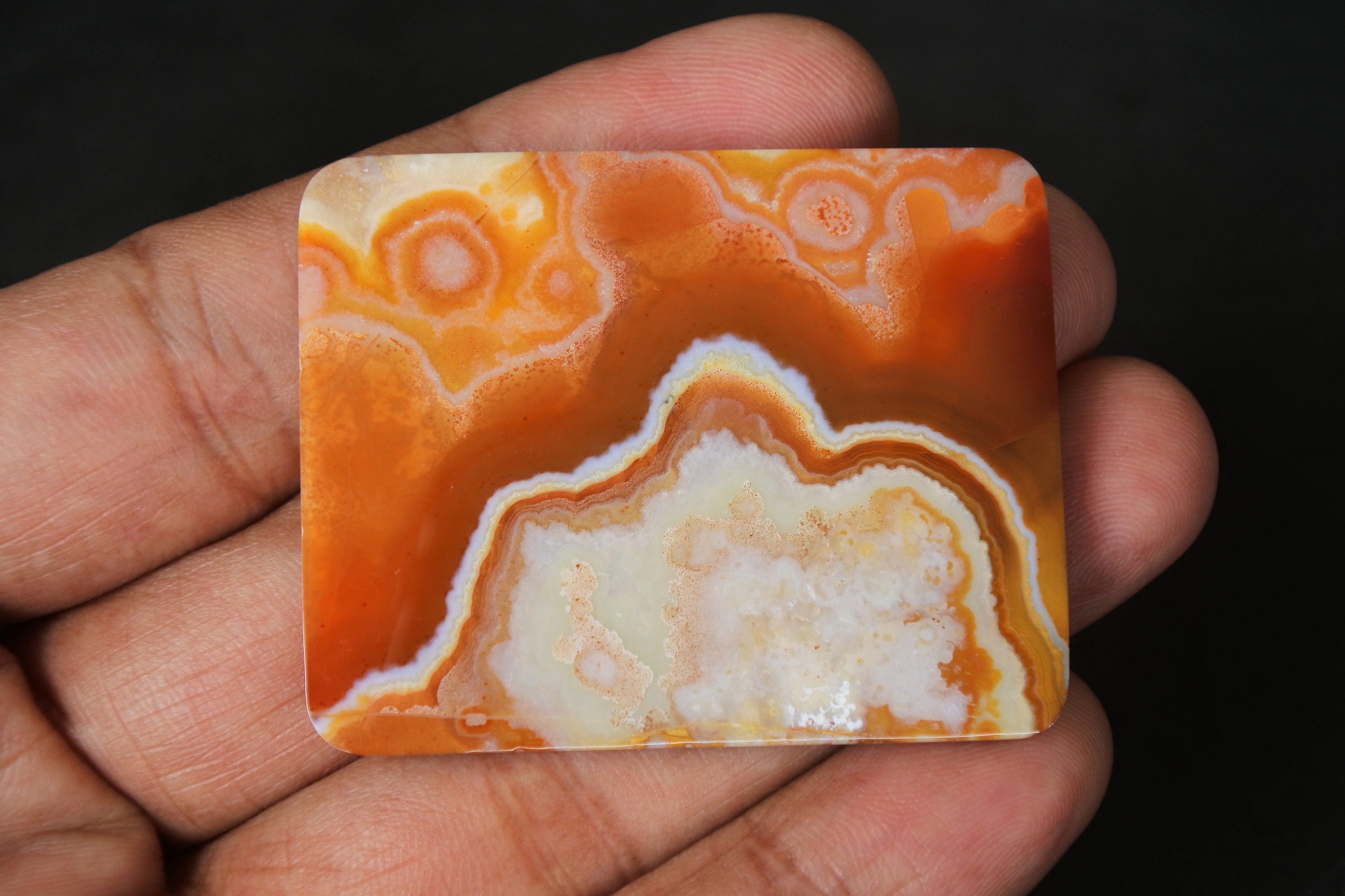 縞模様の瑪瑙の宝石：オレンジと白の瑪瑙の岩（48.5x38.5x5.5 mm