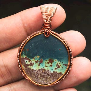 Colgante hecho a mano con jaspe de Java y alambre de cobre.