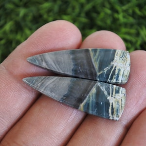 Może przedstawiać: Zestaw trzech ceramicznych kubk&oacute;w z nakrapianym, matowym wykończeniem. Kubki są w odcieniach niebieskiego, zielonego i białego. Każdy kubek ma prosty, nowoczesny design, idealny do kawy lub herbaty.