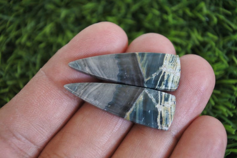 Może przedstawiać: Zestaw trzech ceramicznych kubk&oacute;w z nakrapianym, matowym wykończeniem. Kubki są w odcieniach niebieskiego, zielonego i białego. Każdy kubek ma prosty, nowoczesny design, idealny do kawy lub herbaty.