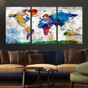 Kleurrijke wereldkaart print op meerdere panelen, ingelijste kaart in houtstijl, moderne wereldkaart, kaart met 3 panelen, wereldkaartposter, kantoordecor, push-pinskaart