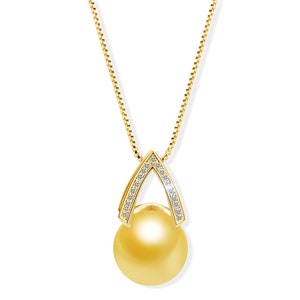 Puede incluir: Un collar de oro con un colgante de perla dorada. El colgante est&aacute; engastado en un marco de oro con peque&ntilde;os diamantes.