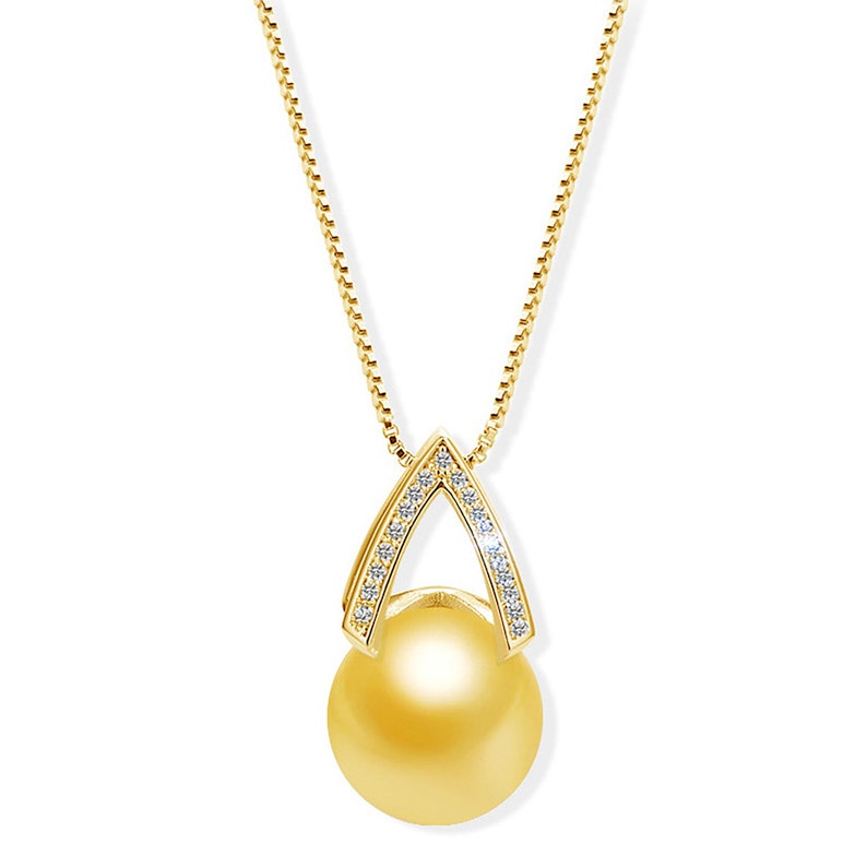 Puede incluir: Un collar de oro con un colgante de perla dorada. El colgante est&aacute; engastado en un marco de oro con peque&ntilde;os diamantes.