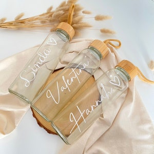 Trinkflasche personalisiert Wasserflasche Bambusdeckel Glasflasche Name Geschenkidee Geburtstag Bild 1
