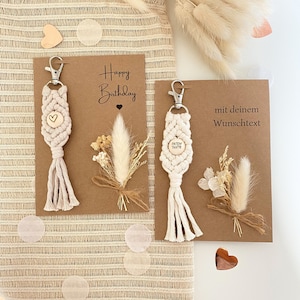 Porte-clés en macramé | Carte cadeau avec mini bouquet de fleurs séchées | Cadeau d'anniversaire avec nom |