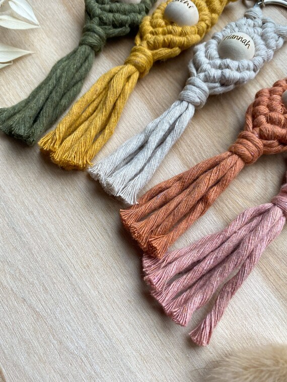 OUMILAN Portachiavi Personalizzato Con Iniziale E Ciondolo Fiore – Regalo Per Donne E Ragazze, Lettere A-Z