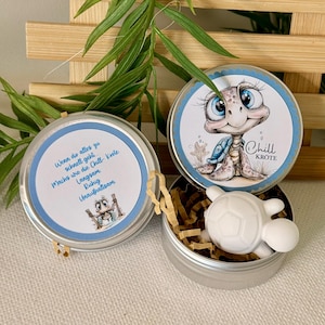 Könnte beinhalten: Ein Set aus drei Keramikbechern mit gesprenkelter, matter Oberfläche. Jeder Becher hat eine andere Farbe: hellblau, creme und grau. Die Becher haben ein schlichtes, modernes Design und einen bequemen Griff.