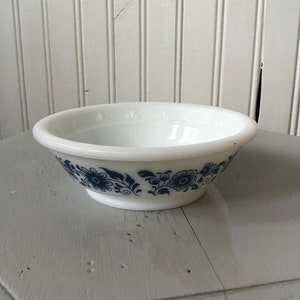 1970 Avon bowl milk glass image 1