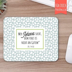 Puede incluir: Una alfombrilla de ratón azul claro con un patrón de hojas blancas. El texto "WER Jehova SUCHT, DEM FEHLT ES NICHT AN GUTEM" (PS. 34:10) está impreso en negro sobre un rectángulo blanco en el centro de la alfombrilla de ratón.