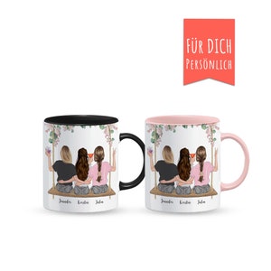 Può includere: Due tazze nere e rosa con un designo bianco di tre donne sedute su un'altalena con bevande in mano. Il testo "FÜR DICH PERSÖNLICH" è in cima all'immagine. Le tazze hanno i nomi "Jennifer, Kerstin, Julia" stampati sul fondo.