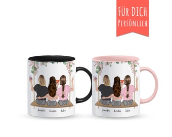 Op de afbeelding: Twee zwarte en roze mokken met een wit ontwerp van drie vrouwen die op een schommel zitten met drankjes in hun handen. De tekst "FÜR DICH PERSÖNLICH" staat bovenaan de afbeelding. De mokken hebben de namen "Jennifer, Kerstin, Julia" onderaan gedrukt.