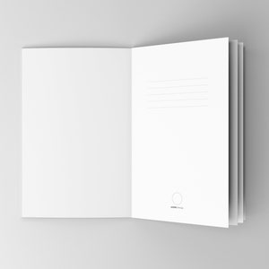 K&ouml;nnte beinhalten: Ein offenes, wei&szlig;es Notizbuch mit linierten Seiten und minimalistischem Design. Das Notizbuch hat ein kleines Logo und Text unten rechts. Die Seiten sind sauber und eignen sich zum Schreiben oder Skizzieren.