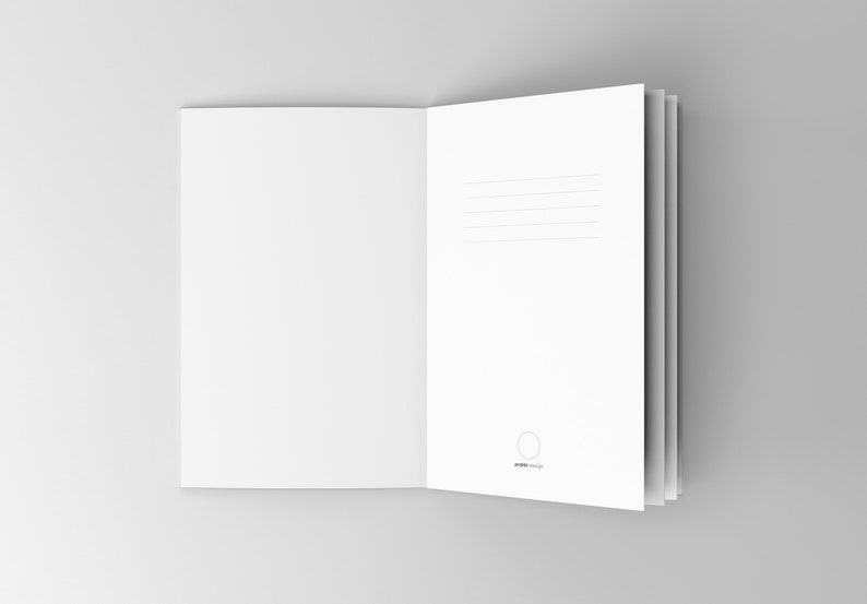 K&ouml;nnte beinhalten: Ein offenes, wei&szlig;es Notizbuch mit linierten Seiten und minimalistischem Design. Das Notizbuch hat ein kleines Logo und Text unten rechts. Die Seiten sind sauber und eignen sich zum Schreiben oder Skizzieren.
