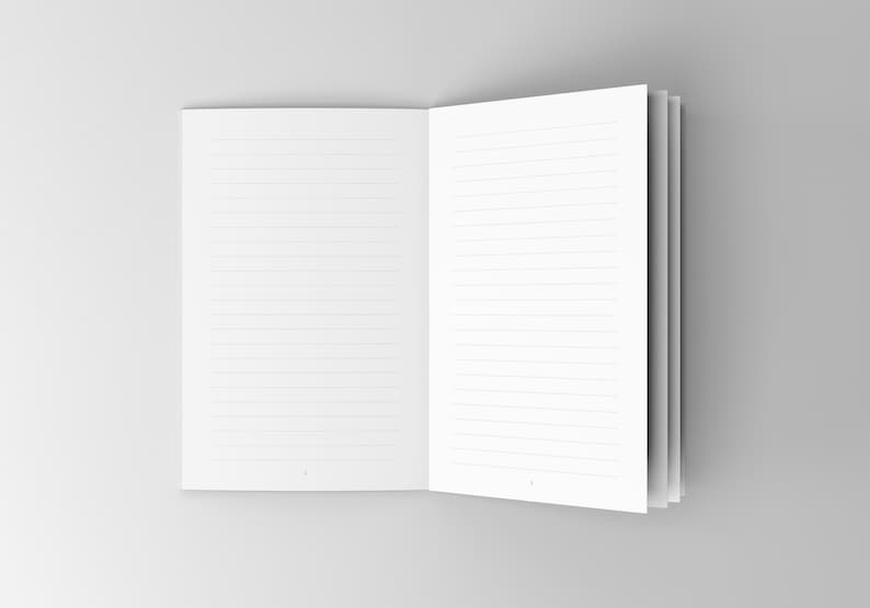 K&ouml;nnte beinhalten: Ein offenes, liniertes Notizbuch mit wei&szlig;en Seiten. Das Notizbuch liegt flach auf einer hellgrauen Oberfl&auml;che, wobei die linke und rechte Seite sichtbar sind. Die Seiten sind mit horizontalen Linien gef&uuml;llt.
