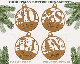 Op de afbeelding: Vier houten kerstversieringsontwerpen met een letter, een feestelijk beeld en een naam. De ornamenten tonen een rendier, een peperkoekman, een pinguïn en een kerstboom. De namen zijn Olivia, Sarah, James en Noah.