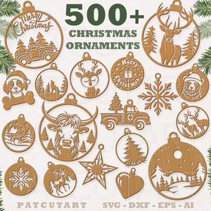 Op de afbeelding: Een verzameling lasergesneden houten kerstversieringen in verschillende vormen, waaronder een vrachtwagen, een hert, een beer en een sneeuwvlok. De tekst "500+ CHRISTMAS ORNAMENTS" staat erboven. De ornamenten zijn bruin.