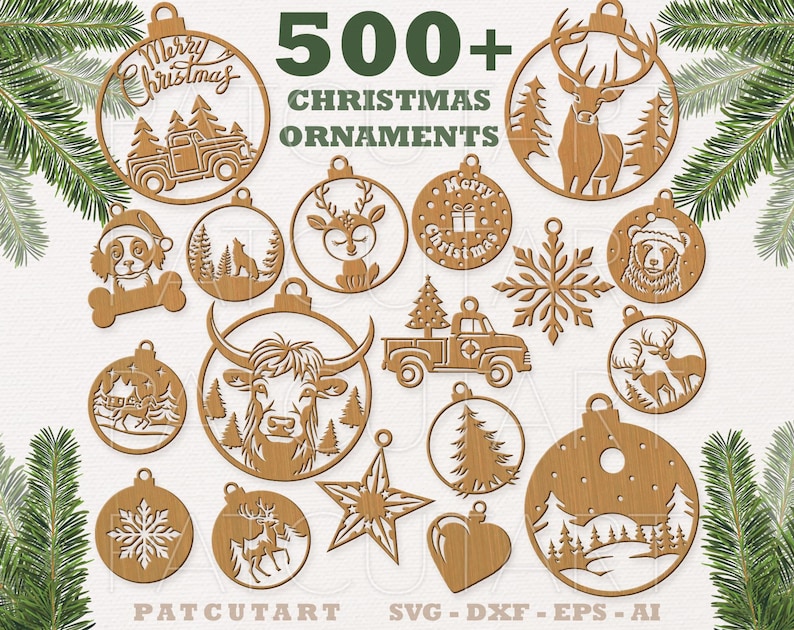 Op de afbeelding: Een verzameling lasergesneden houten kerstversieringen in verschillende vormen, waaronder een vrachtwagen, een hert, een beer en een sneeuwvlok. De tekst "500+ CHRISTMAS ORNAMENTS" staat erboven. De ornamenten zijn bruin.