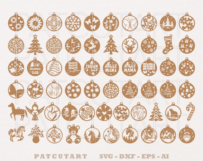 Op de afbeelding: Een verzameling bruine kerstbalontwerpen. De ornamenten hebben verschillende uitgesneden patronen, waaronder sneeuwvlokken, vlinders, kerstbomen, rendieren en tekst. De afbeelding bevat ook de tekst "PATCUTART" en "SVG - DXF - EPS - AI".