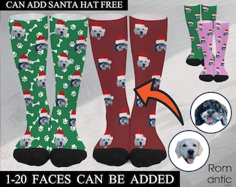 Könnte beinhalten: Ein Paar grüne und rote Kniestrümpfe mit Weihnachtsmotiv. Die Socken zeigen ein sich wiederholendes Muster aus Hundegesichtern, die Weihnachtsmützen tragen. Der Text "Can add Santa hat free" und "1-20 faces can be added" ist auf dem Bild zu sehen.