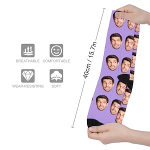 K&ouml;nnte beinhalten: Lilafarbene Socken mit einem sich wiederholenden Muster eines M&auml;nnergesichts. Die Socken sind 40 cm / 15,7 Zoll lang. Die Socken sind atmungsaktiv, bequem, strapazierf&auml;hig und weich.