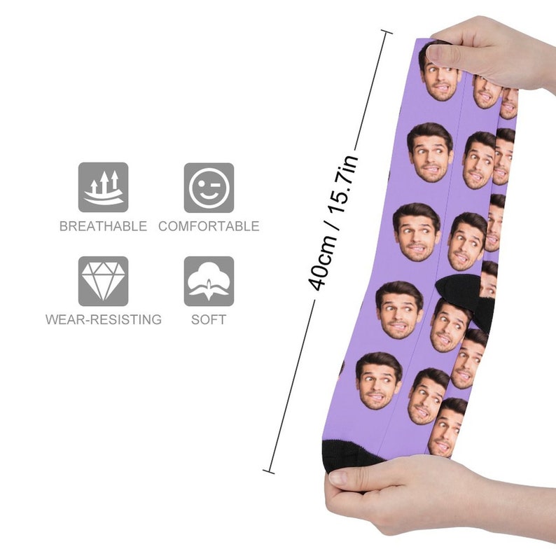 K&ouml;nnte beinhalten: Lilafarbene Socken mit einem sich wiederholenden Muster eines M&auml;nnergesichts. Die Socken sind 40 cm / 15,7 Zoll lang. Die Socken sind atmungsaktiv, bequem, strapazierf&auml;hig und weich.