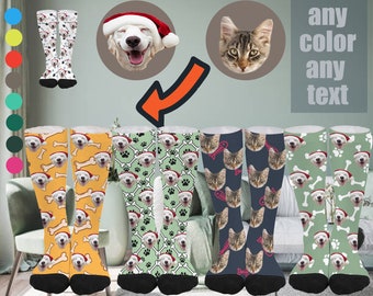 Könnte beinhalten: Personalisierbare kniehohe Socken mit wiederkehrenden Mustern von Tiergesichtern mit Weihnachtsmützen, Knochen, Pfotenabdrücken oder Fischgräten. Der Text any color any text ist auf dem Bild zu sehen.
