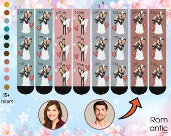 Könnte beinhalten: Ein Set mit 8 Paar Socken mit einer Cartoon-Illustration eines Brautpaares. Die Socken sind in 15 Farben erhältlich. Die Socken sind eine lustige und einzigartige Möglichkeit, eine Hochzeit zu feiern.