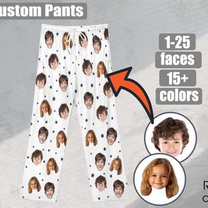 Può includere: Pantaloni da pigiama bianchi con un motivo ripetuto di volti e stelle blu. Il testo "Custom Pants" è in alto. L'immagine mostra anche il testo "1-25 faces" e "15+ colori".