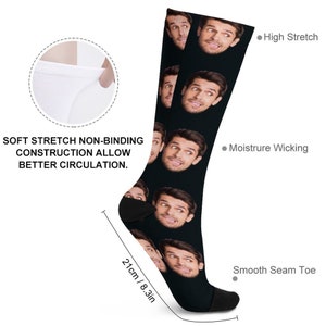 K&ouml;nnte beinhalten: Schwarz-wei&szlig;e Socken mit einem sich wiederholenden Muster eines M&auml;nnergesichts. Die Socken sind 21 cm lang und haben eine glatte Naht an der Spitze, hohe Dehnbarkeit und Feuchtigkeitstransport.