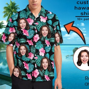 Könnte beinhalten: Ein individuelles Hawaii-Hemd mit einem tropischen Muster, das mehrere Gesichter zeigt. Das Hemd ist schwarz mit rosa Blumen und grünen Blättern. Der Text "custom hawaiian shirt" und "10+ patterns" ist oben im Bild zu sehen. Der Text "Romantic" ist unten im Bild zu sehen.