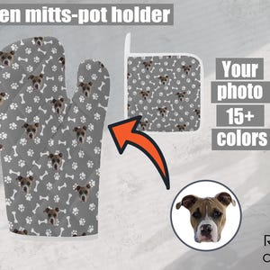 Peut inclure: Un ensemble de maniques et d'un dessous de plat avec un motif répété de visage de chien et de formes d'os sur un fond gris. Le texte "Your photo 15+ colors" est visible sur l'image. Le texte "Rom antic" est également visible sur l'image.
