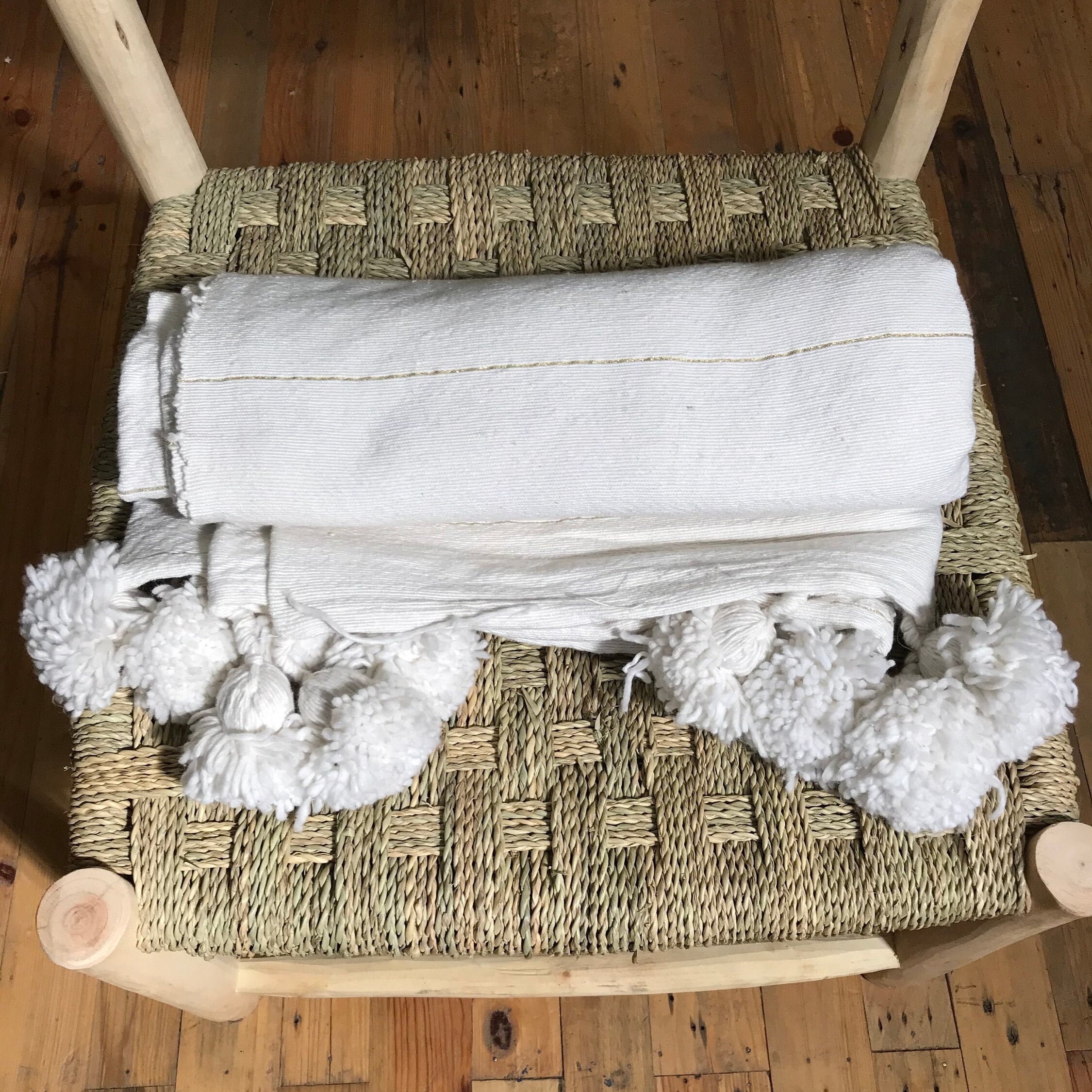 marocain jettent la couverture blanche de pompon coton avec les pompons blancs et bandes d'or, tissée à main chambre coucher, marocaine lit