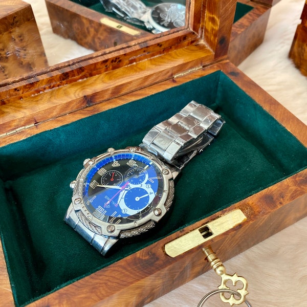 Boîte de montre en bois de thuya fabriquée à la main de luxe de 15,2 x 10,2 cm avec boîte supérieure en verre avec doublure en daim vert, boîte en bois de rangement pour lunettes de soleil, boîte de montre longue durée.