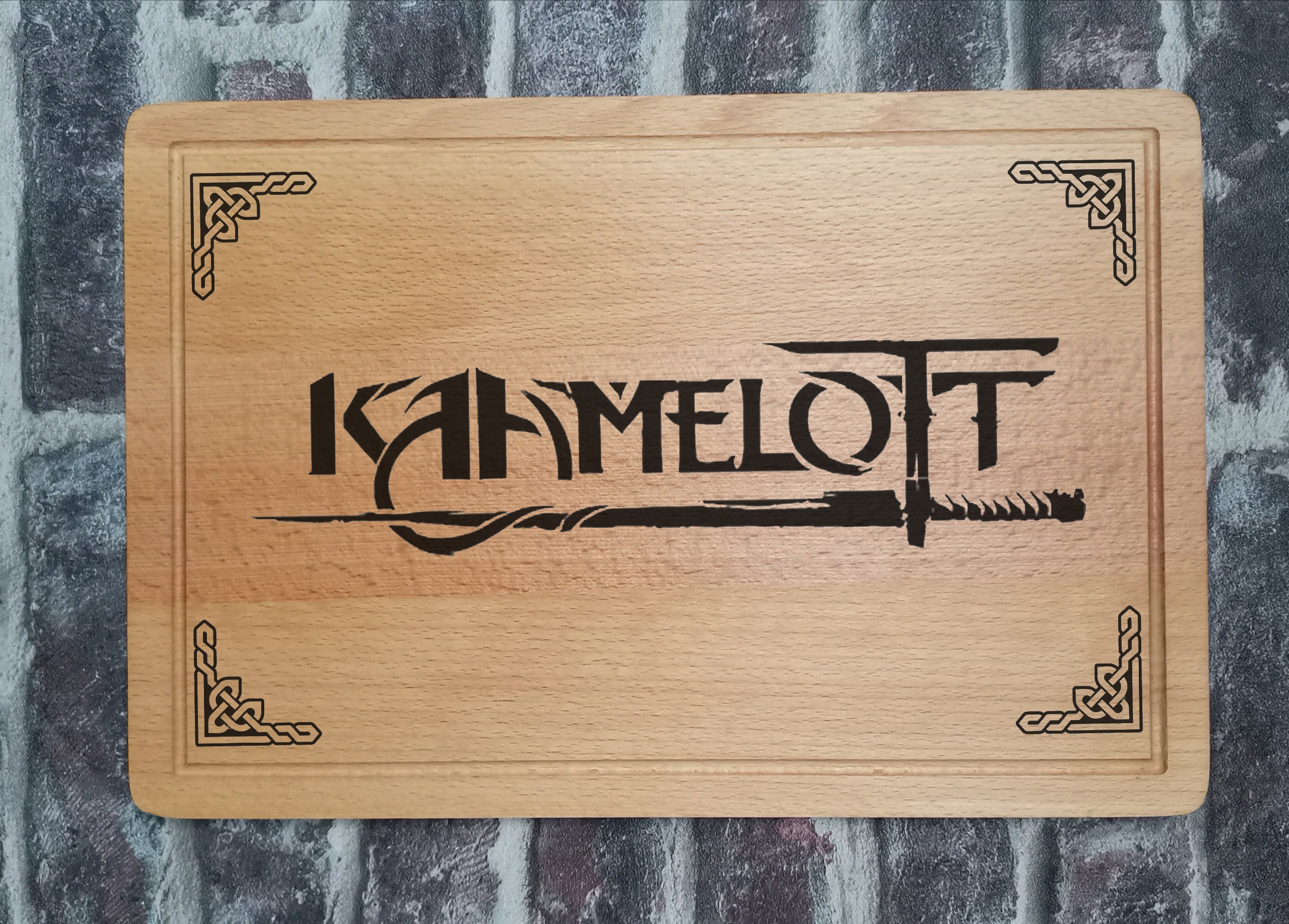 Planche de Présentation Service et à Découper en Hêtre Personnalisable Kaamelott Logo