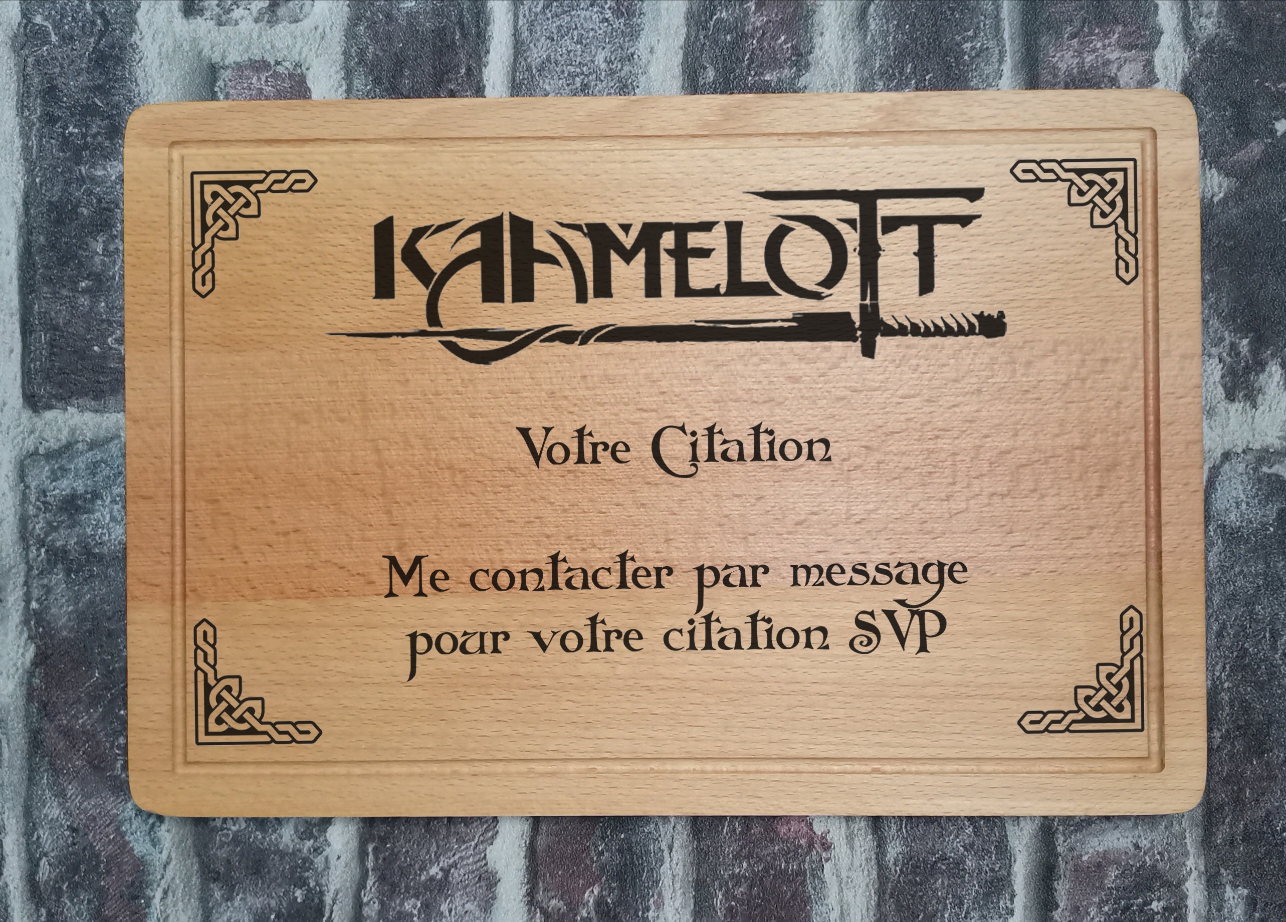 Planche de Présentation Service et à Découper en Hêtre Personnalisable Kaamelott Votre Citation