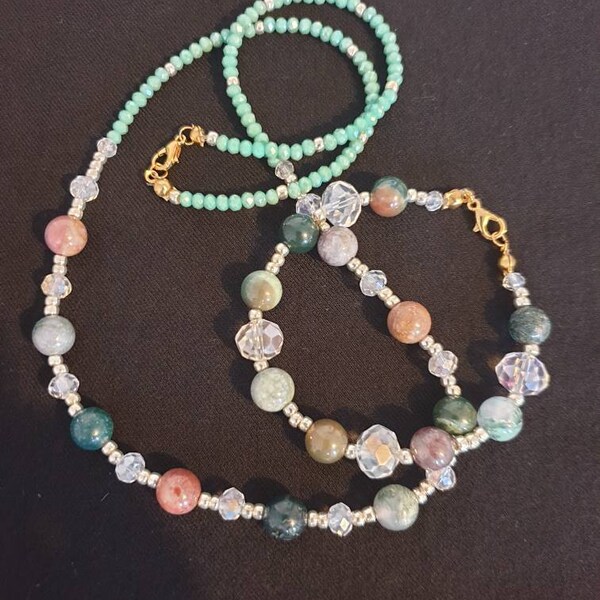 Ensemble bracelet et collier. Collier et bracelet en pierres et perles de cristal à facettes.  Mis dans les couleurs de la terre.