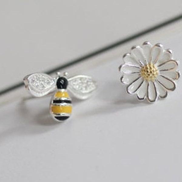 Mix Match Bee Daisy Silver Earrings | Mismatched Daisy Silver Earrings | Hypoallergenic Non Tarnish Silver Earrings